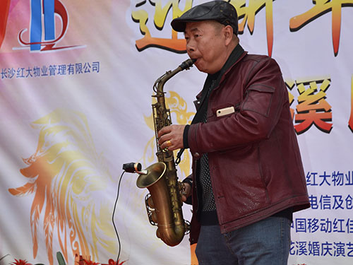 小區(qū)業(yè)主劉國慶，薩克斯獨(dú)奏《走過咖啡屋》